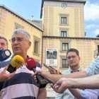 El relojero Antonio Cano junto al alcalde y el concejal de Cultura