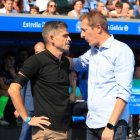 Los técnicos de los dos equipos se saludan antes del encuentro.