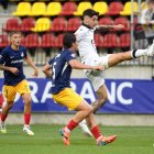 Control acrobático de Fer Niño, el mejor del conjunto blanquinegro ayer en Andorra.