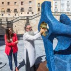 Andrea Ballesteros y Óscar Martín, en la Llana de Afuera, con la escultura 'Cid hincado de hinojos'.