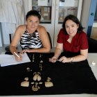 La profesora Rebeca García González (izquierda) y Marta Fernández Viejo, investigadora predoctoral de la Junta de Castilla y León en el programa de Evolución Humana de la UBU.