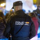 Un agente de la Policía Nacional, durante un operativo de vigilancia en Burgos.