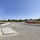 Un ciclista curiosea la que es la primera rotonda 'a la holandesa' en Burgos, aunque la zona está todavía en obras.