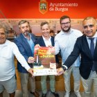 Representantes de las entidades responsables de la I Feria de la Morcilla de Burgos IGP posan junto al cartel del evento.