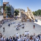 Demolición de la Catedral de Burgos (en cartón) para despedir el EnClave de Calle.