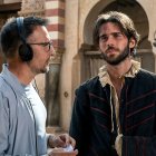 El director Alejandro Amenábar y el actor Julio Peña, durante el rodaje de 'El cautivo'.