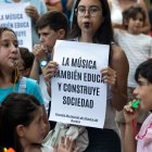 Un momento de la concentración de las familias usuarias de la Escuela Municipal de Música en El Espolón de Burgos.