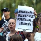 Un momento de la concentración de las familias usuarias de la Escuela Municipal de Música en El Espolón de Burgos.
