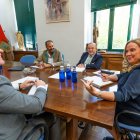 Un momento de la reunión entre los concejales del PP y de Vox, en el despacho de Alcaldía, para tratar sobre el presupuesto de 2026.