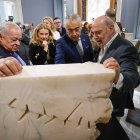Alberto Bañuelos (d) explica a Gonzalo Santonja, Cristina Ayala y Roberto Saiz, una de las once esculturas que conforman la exposición 'In custodiaverbi. Bendita la locura de la piedra'.