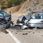 Los bomberos de Burgos acudieron al lugar del suceso para proceder a la excarcelación de los ocupantes de uno los vehículos accidentados.