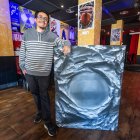 Gonzalo Silva, también conocido como Steven Vanderlook, con una de sus obras en El Estallido.