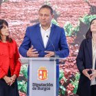 Ramiro García, presidente del Consejo Regulador de la Denominación de Origen Arlanza, en la presentación de su fiesta de la vendimia, junto a la diputada provincial Inmaculada Sierra y la gerente de la entidad, Elisa Fernández.
