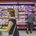 Varias mujeres en la sección de frescos envasados de un supermercado de la capital burgalesa, en una imagen de archivo.