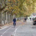 Un ciclista recorre el carril del paseo de Comendadores, a la altura del Hospital Militar.