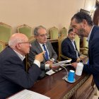 Los diputados provinciales de Vox conversan con el popular Manuel Villanueva.