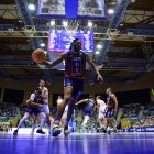 Javonte Brown con el balón en el pabellón Fontes do Sar en Santiago de Compostela.
