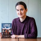 La escritora María Estébanez, con un ejemplar de su primera novela.