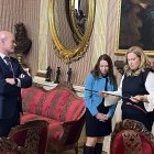 Imagen de la visita de la embajadora a la alcaldesa, Cristina Ayala.