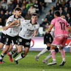 Fer Niño y Aitor Córdoba, durante el partido contra el Castellón.
