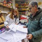 Las hojas para firmar están disponibles en 13 establecimientos de los barrios de San Pedro de la Fuente-Fuentecillas y Barriada San Juan Bautista.