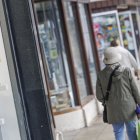 Comercios del centro de la capital burgalesa con los carteles de la campaña de bonos al consumo.