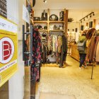 Comercios del centro de la capital burgalesa con los carteles de la campaña de bonos al consumo.
