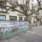 Aparcamiento cubierto para bicicletas y patinetes en el paseo del Espolón.