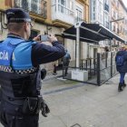 Un agente de Policía Local fotografía una terraza de la capital burgalesa.