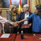 Los responsables de los dos sindicatos y la patronal, durante la firma del acuerdo del Diálogo Social con la alcaldesa de Burgos.
