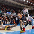 Gabriel Gil pelea para llegar a la canasta ante la oposición de los jugadores del Ourense, este domingo en El Plantío.