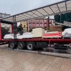El camión con parte del material para montar los domos en la Plaza Mayor el pasado lunes.