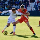 Aitor Córdoba trata de parar a un rival.