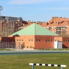 Vista exterior de los vestuarios de los campos de rugby y fútbol Bienvenido Nieto en San Amaro.