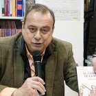 El periodista y escritor Javier Algarra, en una presentación reciente de su segunda novela.