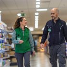 Trabajadores de Mercadona en un supermercado.