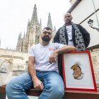 Santiago y Félix muestran algunas de sus creaciones frente a la Catedral de Burgos.