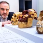 El director gerente del Museo de la Evolución Humana, Rodrigo Alonso, junto a la consola de material didáctico adaptada a personas ciegas.