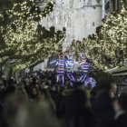 Burgaleses y visitantes pasean por el Espolón iluminado.