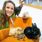 Inma posa con algunos de los protagonistas de sus talleres.