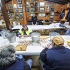 Miembros de la cofradía preparan los ingredientes para el cocinado del sábado.