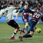 El Burgos brega para lograr un triunfo que le mete en play off

FÚTBOL. El Burgos CF logró un triunfo de peso frente a la SD Huesca en El Plantío (1-0) / Fer Niño marcó un golazo que valió tres puntos, minutos antes de ser expulsado