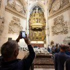 Un grupo de turistas visita la capilla de los Condestables de la Catedral de Burgos.