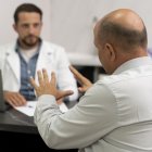 Un hombre en la consulta del especialista.