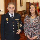 La alcaldesa de Palencia se despide del comisario jefe de la Policía Nacional.
