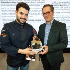 El chef Ricardo Temiño y el responsable de Burgos Alimenta, Javier Arroyo, muestran un ejemplar de trufa negra.