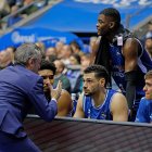 Fisac da instrucciones a sus jugadores en una imagen de archivo.