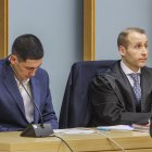 José Luis Novoa, junto a su abogado, en el juicio por la muerte de Sergio Delgado.