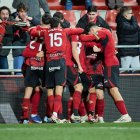 Los jugadores del Mirandés celebran uno de los goles.