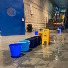 Cubos para recoger el agua de las goteras en el Polideportivo El Plantío, durante un partido del Tizona Burgos.